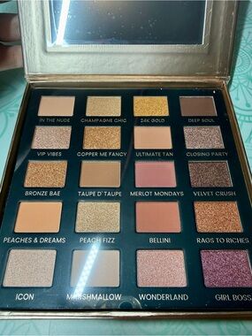 Iconic London Day To Slay Eyeshadow Palette